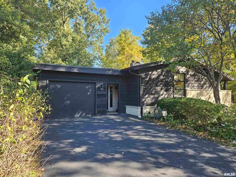 Photo of 46 HILLCREST Drive, Carbondale, IL 62901 (MLS # EB460211)