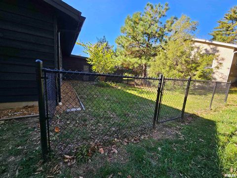 Tiny photo for 46 HILLCREST Drive, Carbondale, IL 62901 (MLS # EB460211)