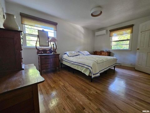 Tiny photo for 46 HILLCREST Drive, Carbondale, IL 62901 (MLS # EB460211)