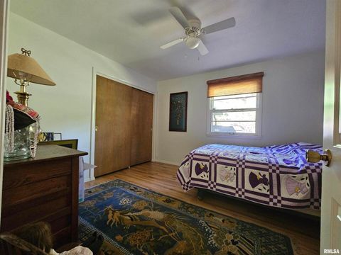 Tiny photo for 46 HILLCREST Drive, Carbondale, IL 62901 (MLS # EB460211)