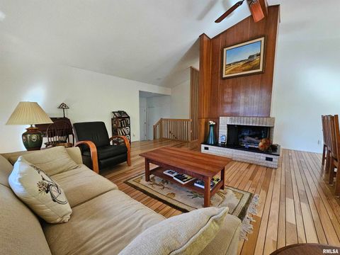 Tiny photo for 46 HILLCREST Drive, Carbondale, IL 62901 (MLS # EB460211)