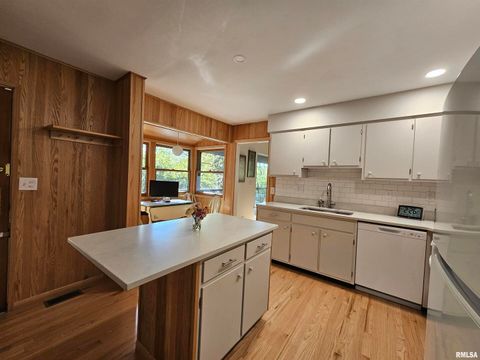 Tiny photo for 46 HILLCREST Drive, Carbondale, IL 62901 (MLS # EB460211)