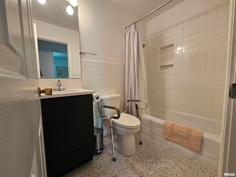 Tiny photo for 46 HILLCREST Drive, Carbondale, IL 62901 (MLS # EB460211)