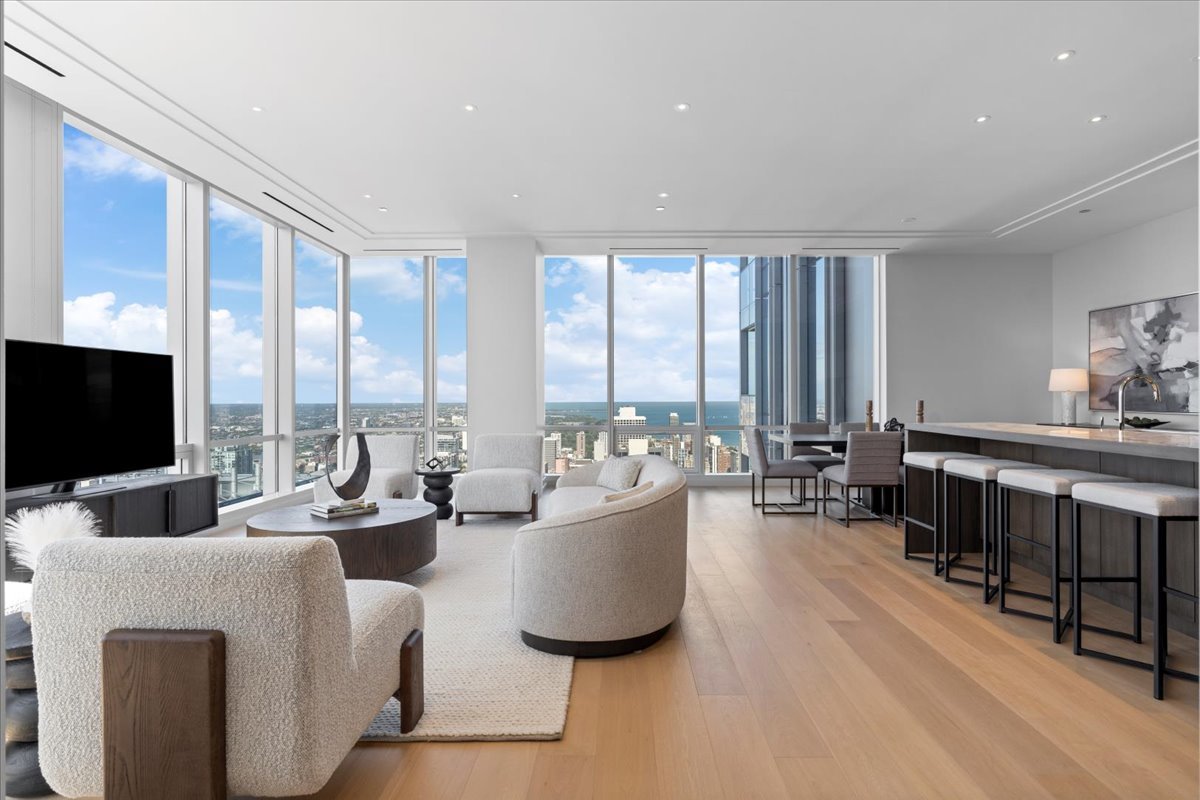 14 W Superior Street 5003