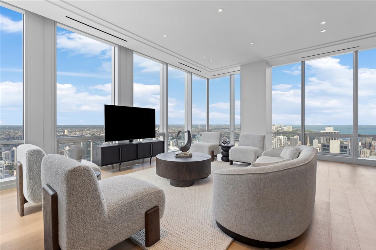 14 W Superior Street 5003