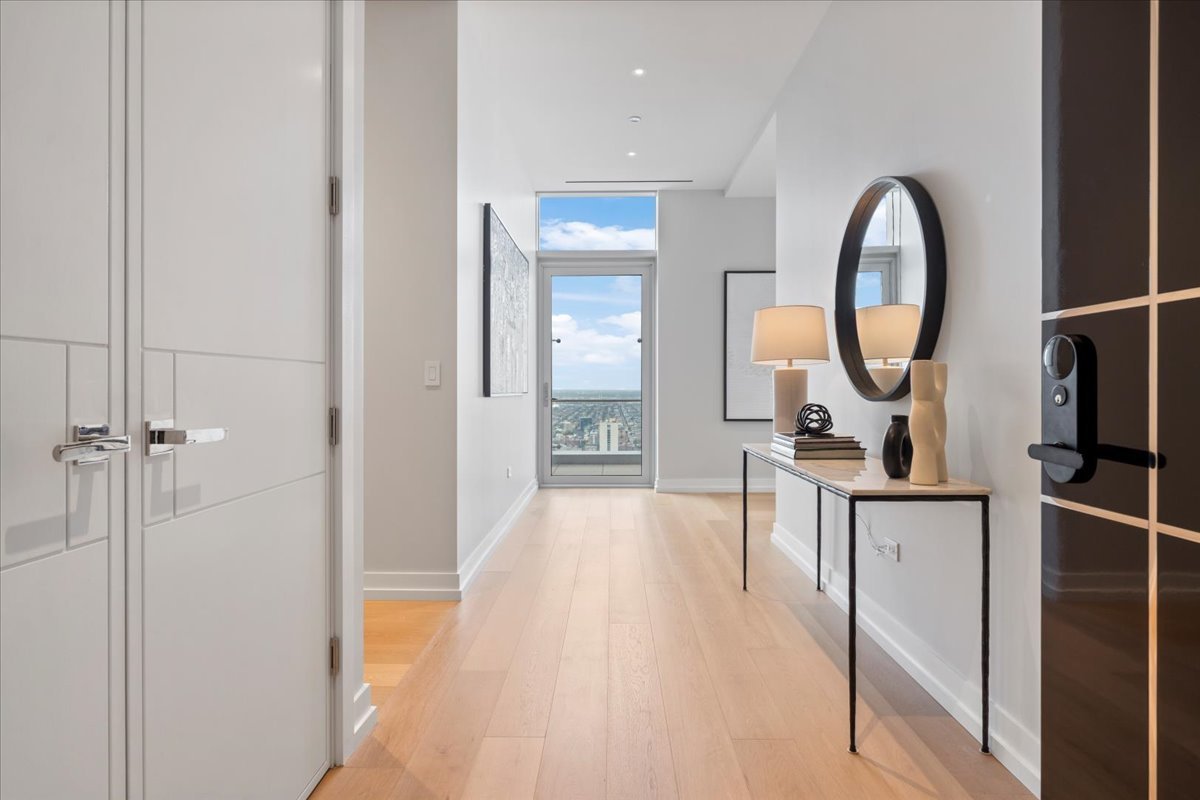 14 W Superior Street 5003