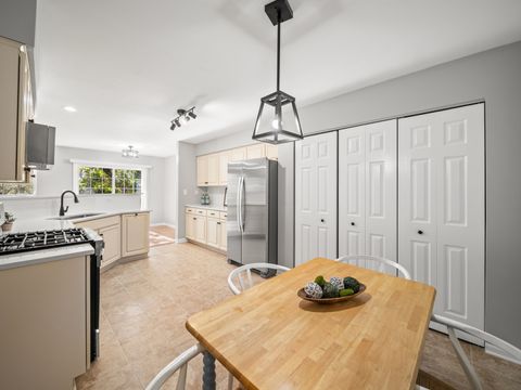 Tiny photo for 872 Old Checker Road, Buffalo Grove, IL 60089 (MLS # 12490701)