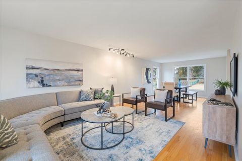 Tiny photo for 1294 HUNTERS RIDGE EAST Rdg, Hoffman Estates, IL 60192 (MLS # 12586021)