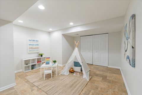 Tiny photo for 1294 HUNTERS RIDGE EAST Rdg, Hoffman Estates, IL 60192 (MLS # 12586021)