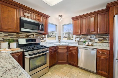 Tiny photo for 1294 HUNTERS RIDGE EAST Rdg, Hoffman Estates, IL 60192 (MLS # 12586021)