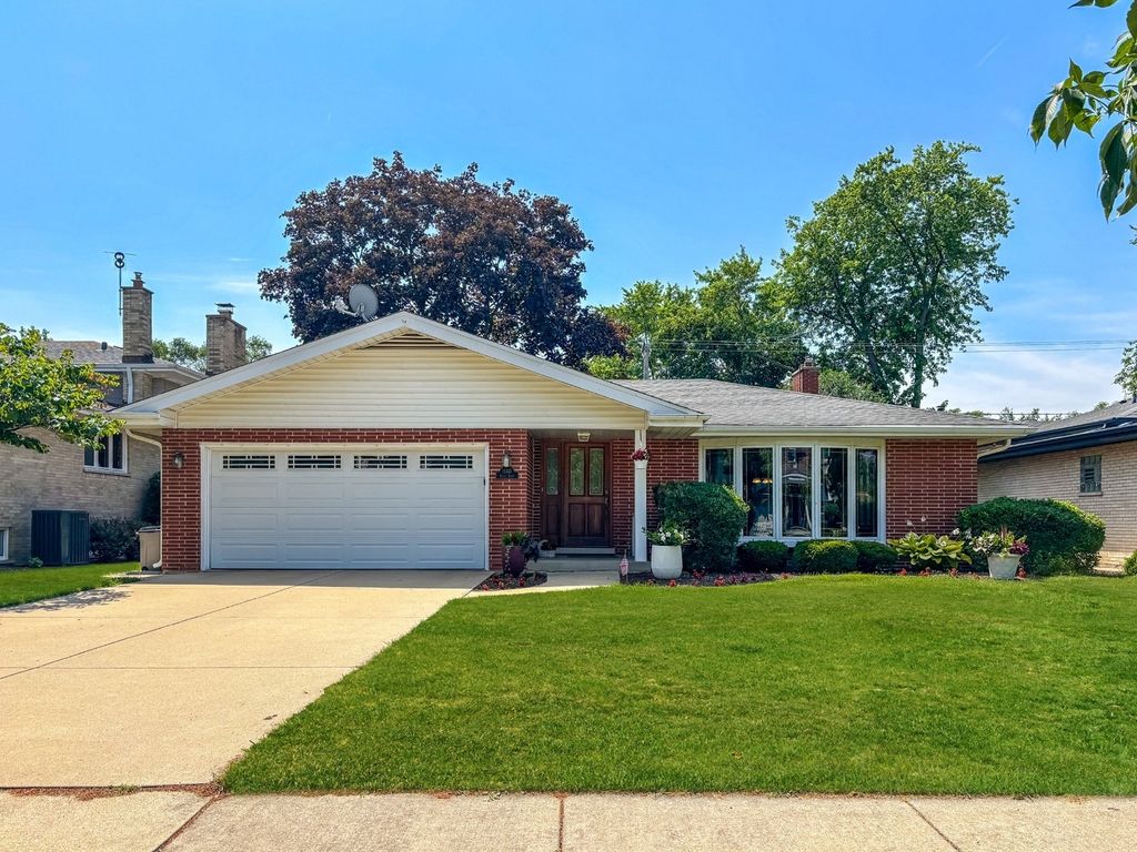 Photo for 1140 S Stone Avenue, La Grange, IL 60525 (MLS # 12471637)