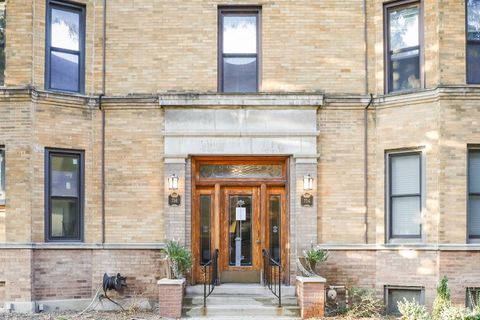 Photo of 754 W CALIFORNIA Terrace #1, Chicago, IL 60657 (MLS # 12483746)
