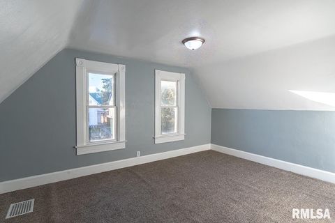 Tiny photo for 2008 DIXWELL Street, Davenport, IA 52802 (MLS # QC4269523)