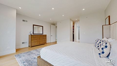 Tiny photo for 6644 N Knox Avenue, Lincolnwood, IL 60712 (MLS # 12526336)