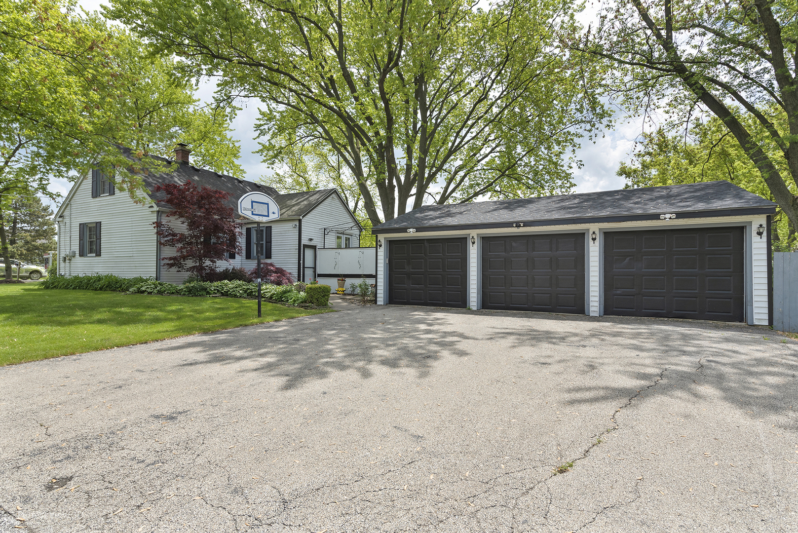 990 Magnolia Avenue