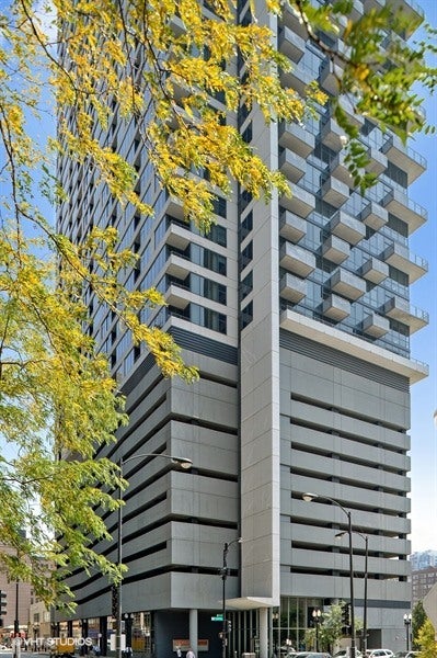 235 W VAN BUREN Street 2715