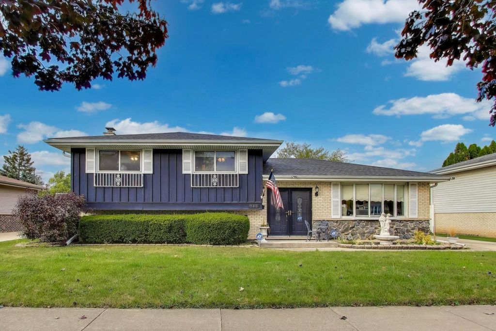 Photo for 543 Sarah Drive, Wood Dale, IL 60191 (MLS # 12494164)