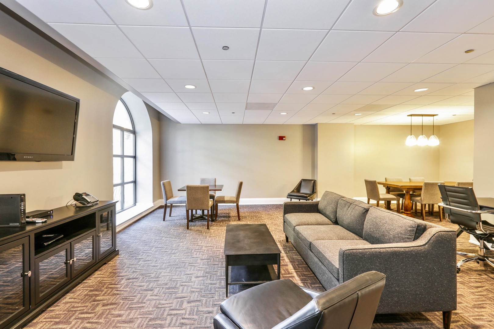 Chicago, Illinois 60654, United States, 1 Bedroom Bedrooms, ,1 BathroomBathrooms,Residential,Active,228507