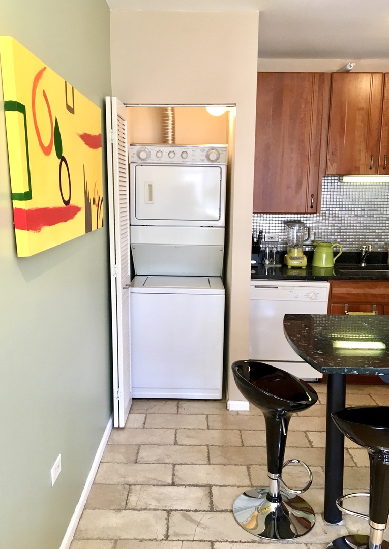 Chicago, Illinois 60654, United States, 1 Bedroom Bedrooms, ,1 BathroomBathrooms,Residential,Active,228507