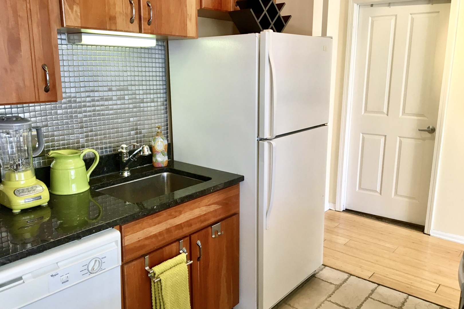 Chicago, Illinois 60654, United States, 1 Bedroom Bedrooms, ,1 BathroomBathrooms,Residential,Active,228507