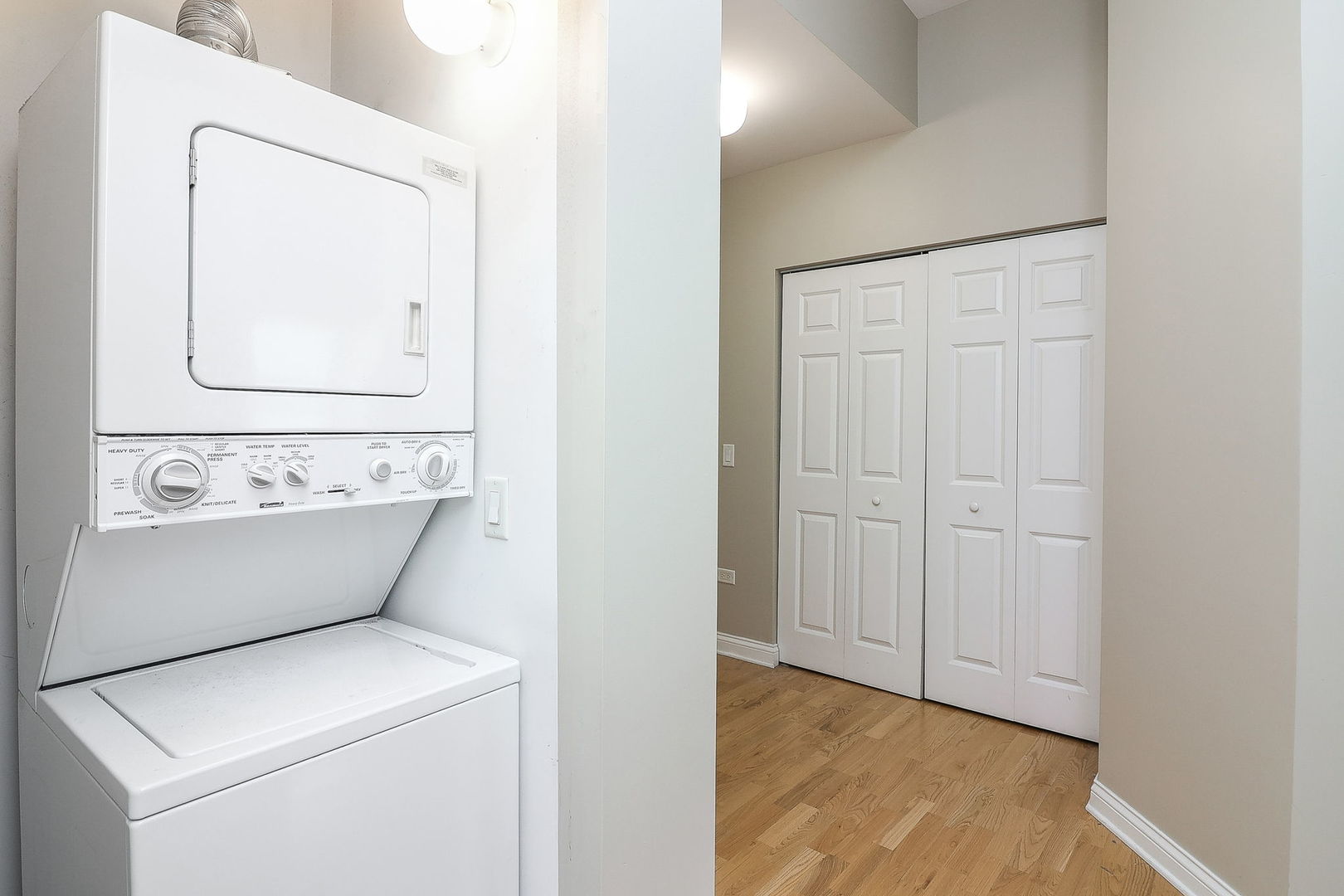 8 W Monroe Street 1007