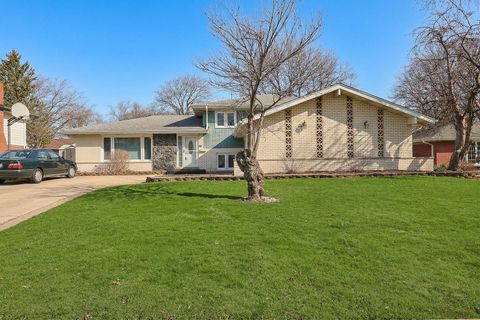 Photo of 18W194 Claremont Drive, Darien, IL 60561 (MLS # 12605616)
