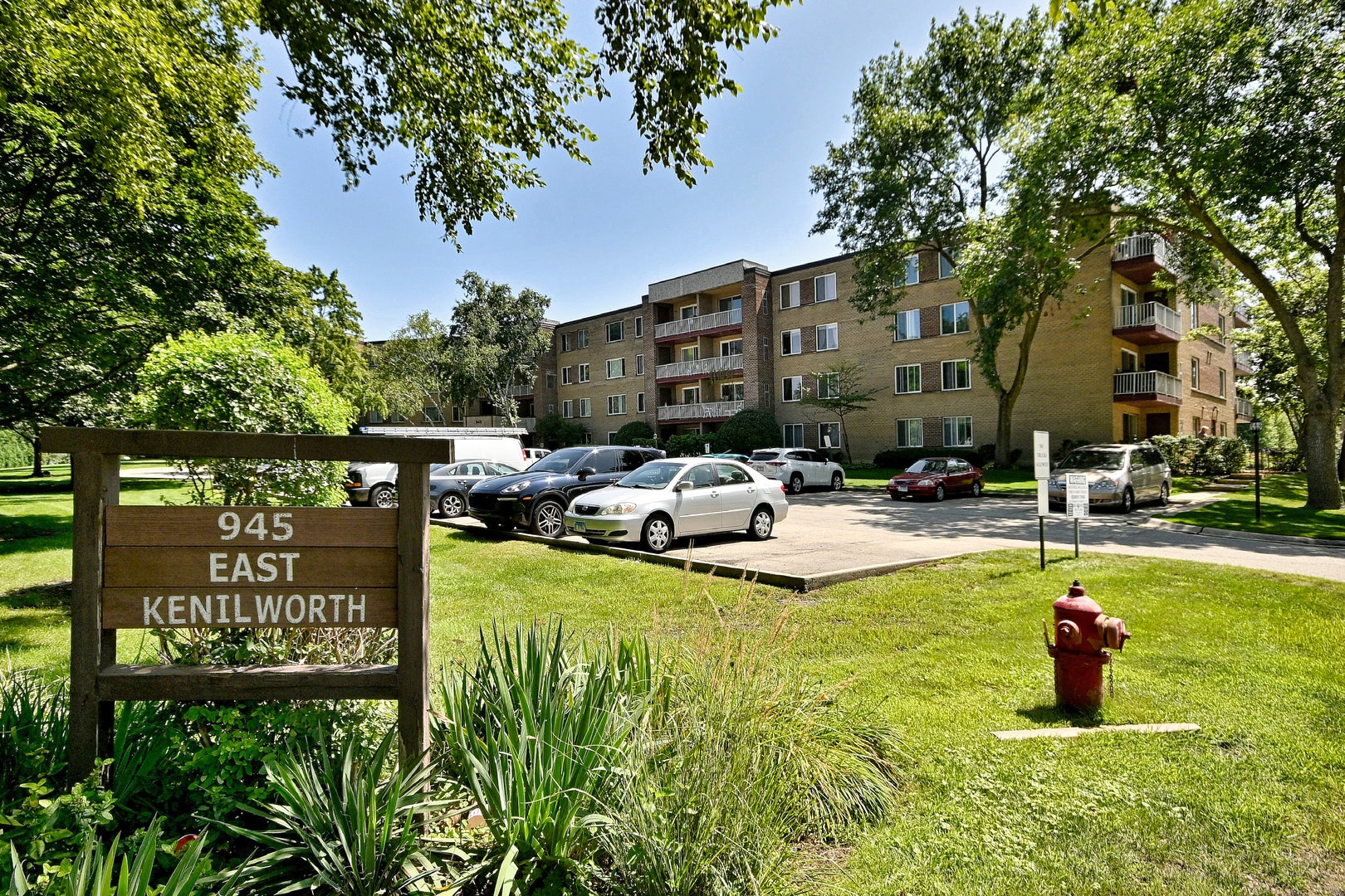 945 E Kenilworth Avenue 325
