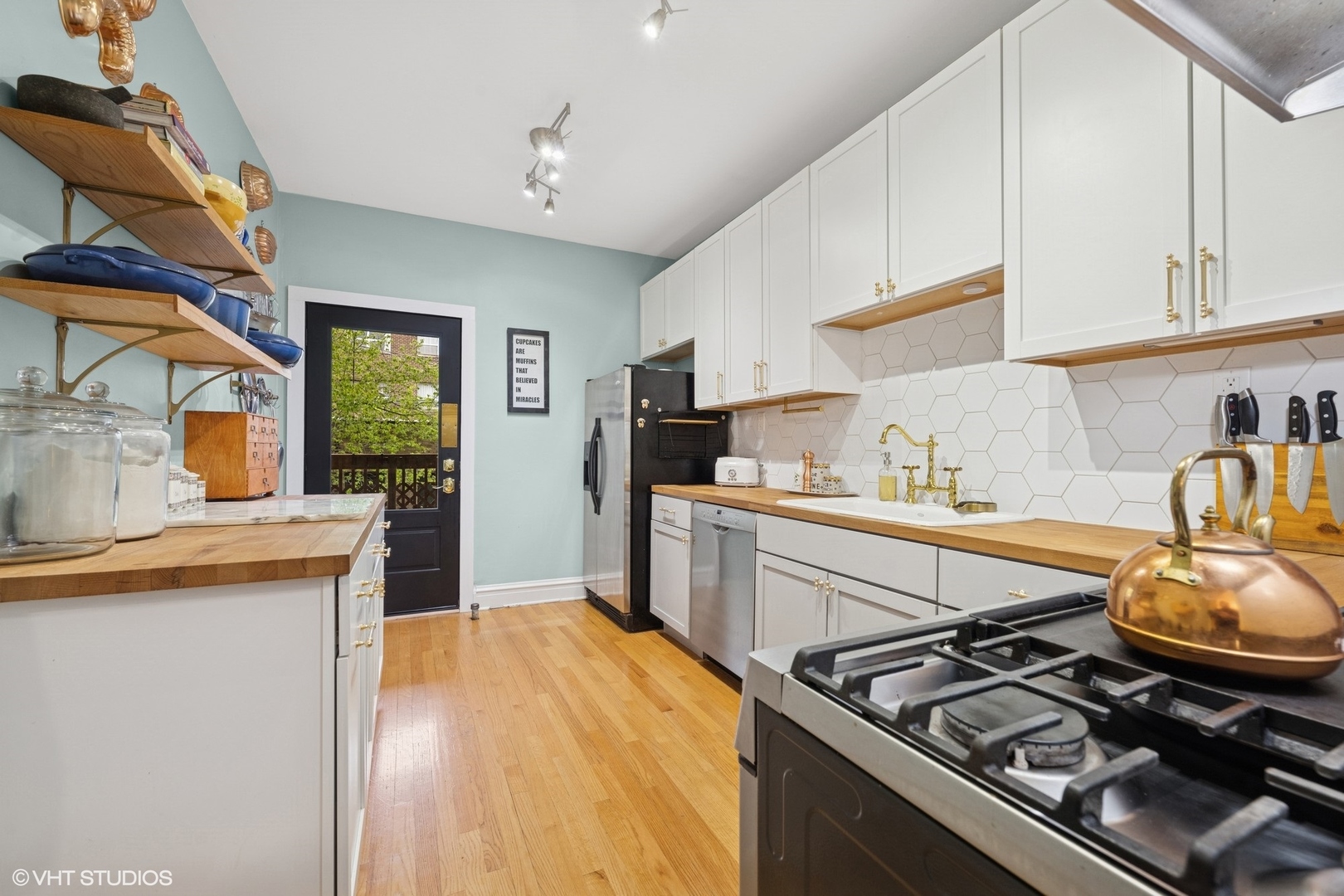823 W Gunnison Street 1E