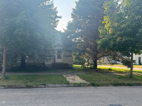 Photo of 723 N Madison Street, Clinton, IL 61727 (MLS # 12465728) Photo of 723 N Madison Street, Clinton, IL 61727 (MLS # 12465728)