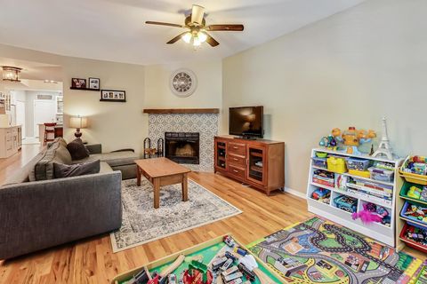 Tiny photo for 3055 W Sunnyside Avenue #1, Chicago, IL 60625 (MLS # 12462164)