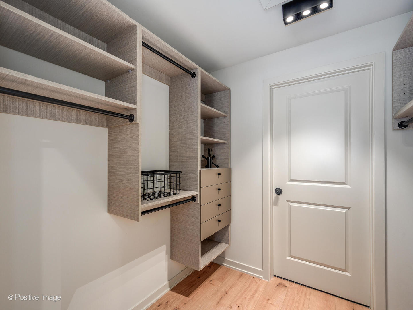 1235 N ASHLAND Avenue 502
