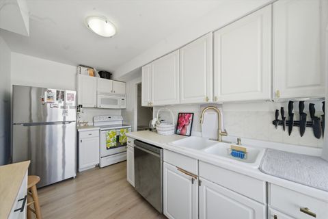 Tiny photo for 6030 N SHERIDAN Road #1001, Chicago, IL 60660 (MLS # 12618499)