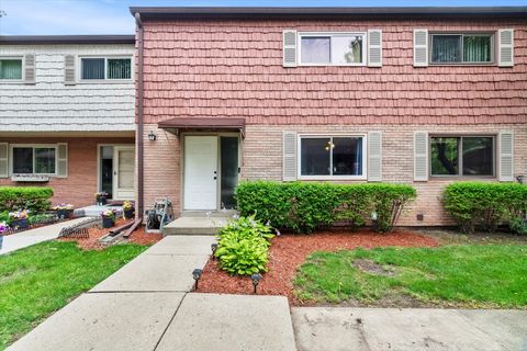 Photo of 425 Commanche Trail #425, Wheeling, IL 60090 (MLS # 12477669)