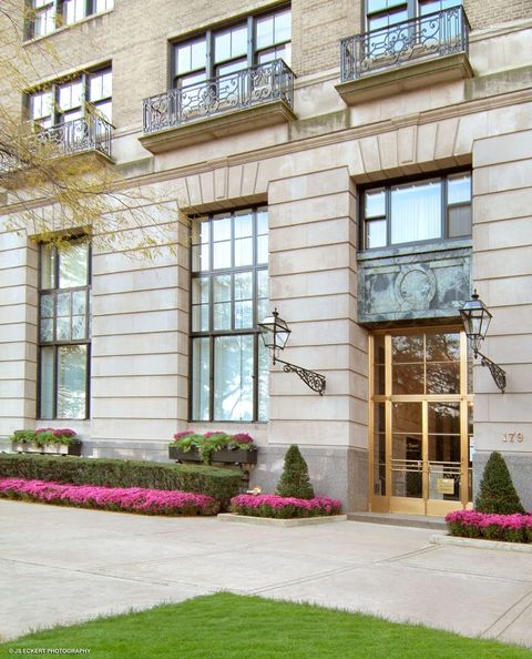 179 E LAKE SHORE Drive 502 Chicago IL 60611
