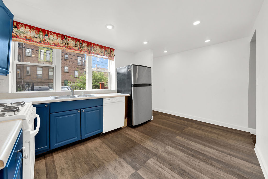 75 E 37th Place