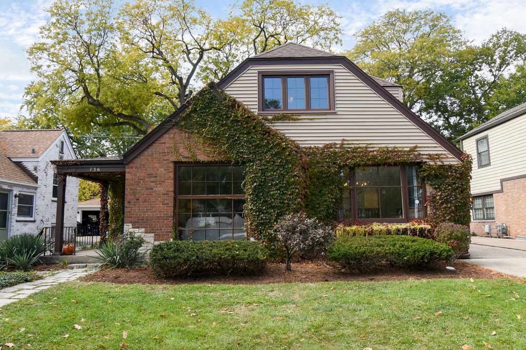 Photo for 736 S Ashland Avenue, La Grange, IL 60525 (MLS # 12496200)