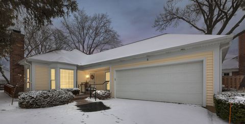 Photo of 6 The Court Of Lagoon View, Northbrook, IL 60062 (MLS # 12543146)