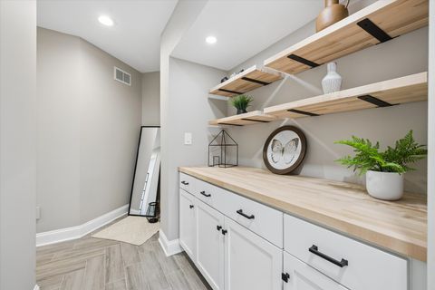 Tiny photo for 10 Bordeaux Court, Oakwood Hills, IL 60013 (MLS # 12676561)