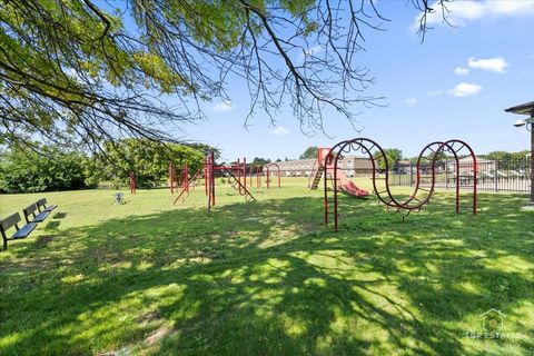 Tiny photo for 11B Kingery Quarter #107, Willowbrook, IL 60527 (MLS # 12470076)