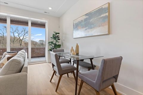 Tiny photo for 2405 W Sunnyside Avenue #2S, Chicago, IL 60625 (MLS # 12468603)