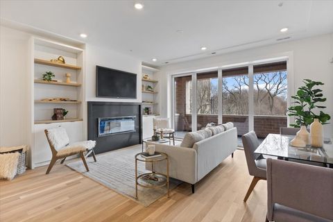 Tiny photo for 2405 W Sunnyside Avenue #2S, Chicago, IL 60625 (MLS # 12468603)