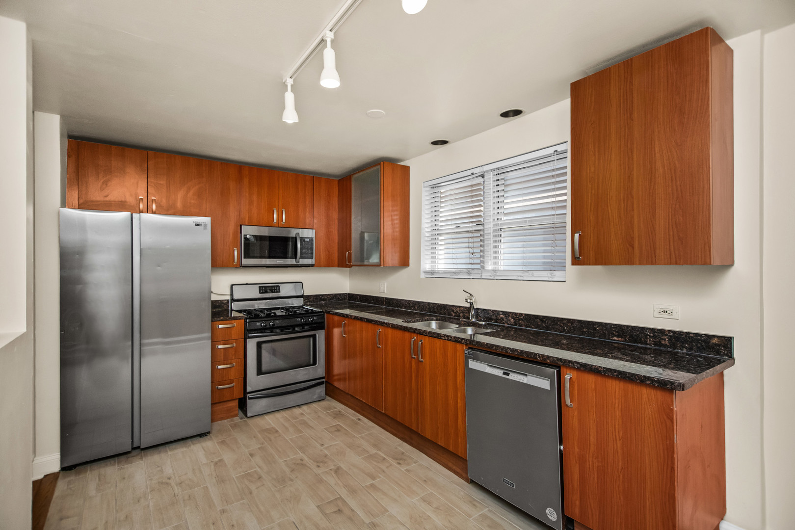 Chicago, Illinois 60626, United States, 2 Bedrooms Bedrooms, ,2 BathroomsBathrooms,Residential,Active,232732