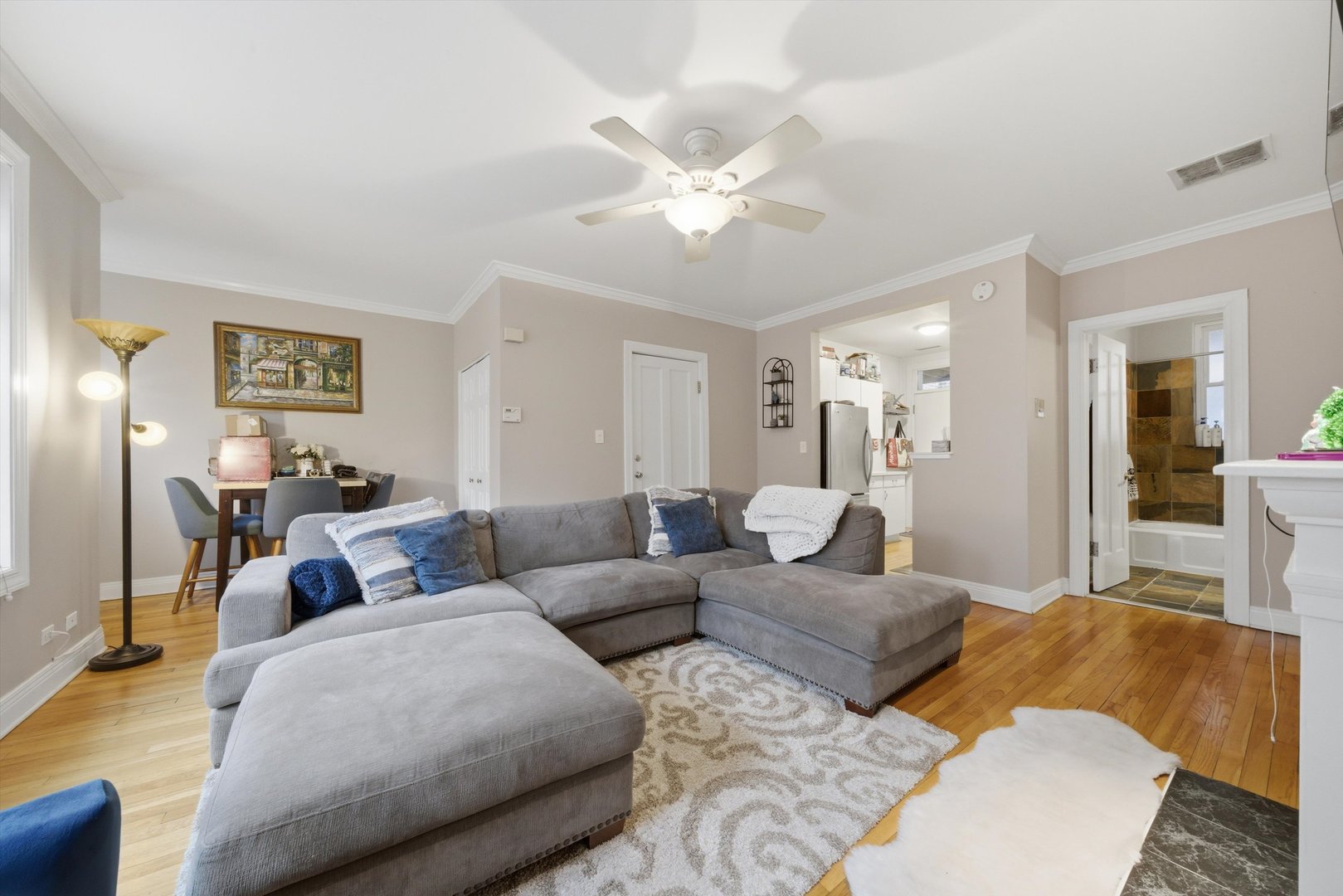 737 W BELDEN Avenue E