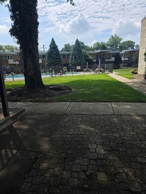 Tiny photo for 4 Garden Drive #4, La Grange, IL 60526 (MLS # 12479446)