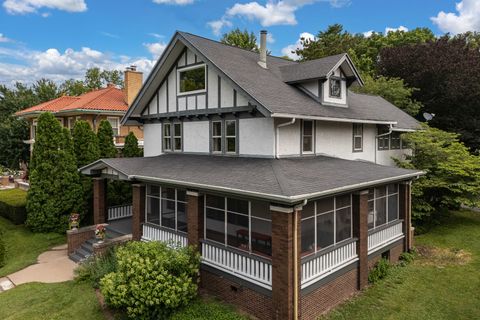 Photo of 2440 E RIVER Drive, Davenport, IA 52803 (MLS # 12691290)