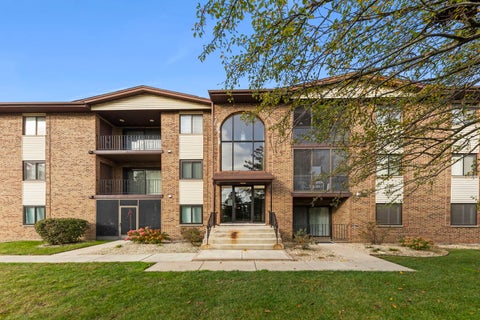 Photo of 13434 W Circle Drive #102, Crestwood, IL 60418 (MLS # 12795249)
