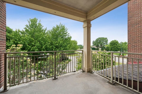 Tiny photo for 405 Village Green Court #304, Lincolnshire, IL 60069 (MLS # 12674610)