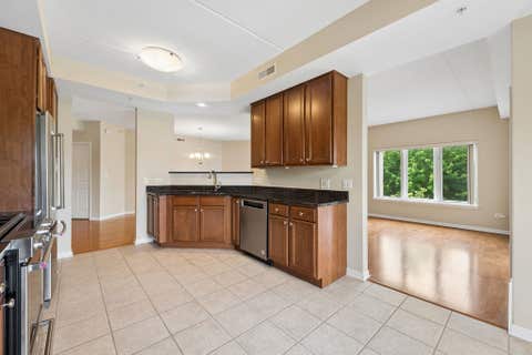 Tiny photo for 405 Village Green Court #304, Lincolnshire, IL 60069 (MLS # 12674610)