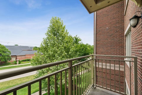 Tiny photo for 405 Village Green Court #304, Lincolnshire, IL 60069 (MLS # 12674610)