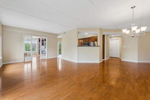 Tiny photo for 405 Village Green Court #304, Lincolnshire, IL 60069 (MLS # 12674610)